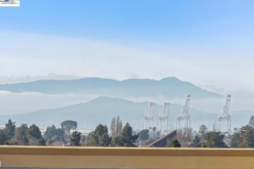https://media.crmls.org/mediaz/f29da31a-277d-4036-925c-92e92b9764f0.jpg?preset=X-Large