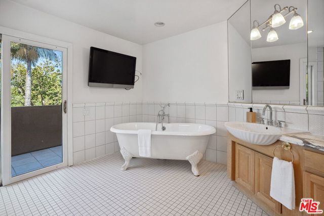 314 22nd Street, Santa Monica CA: https://media.crmls.org/mediaz/f29df28b-e650-4a90-9ec7-b722b3cc18e9.jpg
