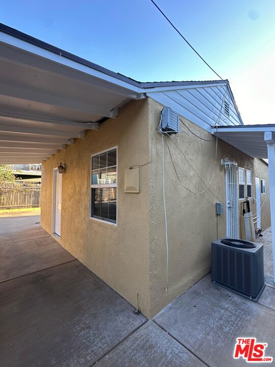 10429 Oro Vista Avenue, Sunland CA: https://media.crmls.org/mediaz/f29ed043-bfe8-43bb-86fb-067927816ab6.jpg
