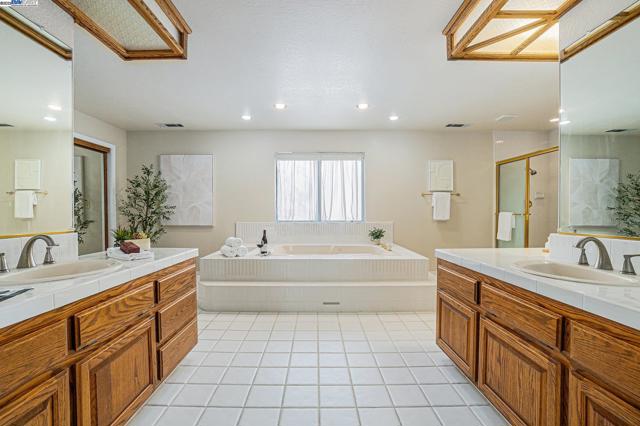 4325 Monterey ct, Discovery Bay CA: https://media.crmls.org/mediaz/f29ee707-b19f-44f5-83dc-6a1ea05beb49.jpg