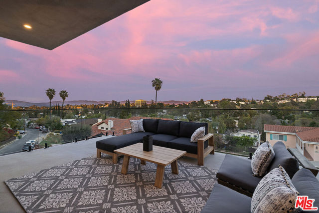 5221 Campo Road, Woodland Hills CA: https://media.crmls.org/mediaz/f29f868a-2695-4886-9905-278abd54274d.jpg