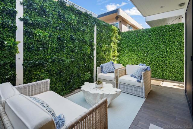 548 G Avenue, Coronado CA: https://media.crmls.org/mediaz/f2a07218-b1aa-4608-b33b-cbbbbc0d346c.jpg