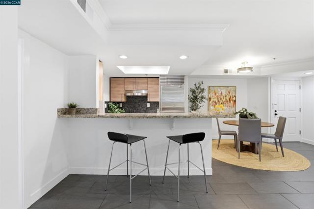 2560 Oak Rd, Walnut Creek CA: https://media.crmls.org/mediaz/f2a142e6-7014-4e78-a3a6-80db2620b001.jpg