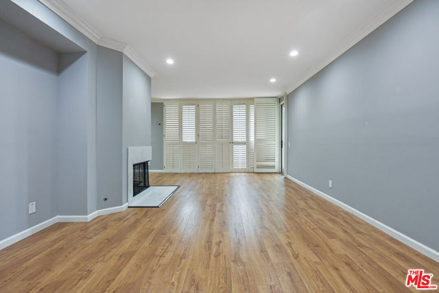 930 N Wetherly Drive, West Hollywood CA: https://media.crmls.org/mediaz/f2a2d466-0d43-45cf-ba56-2157366faa5d.jpg