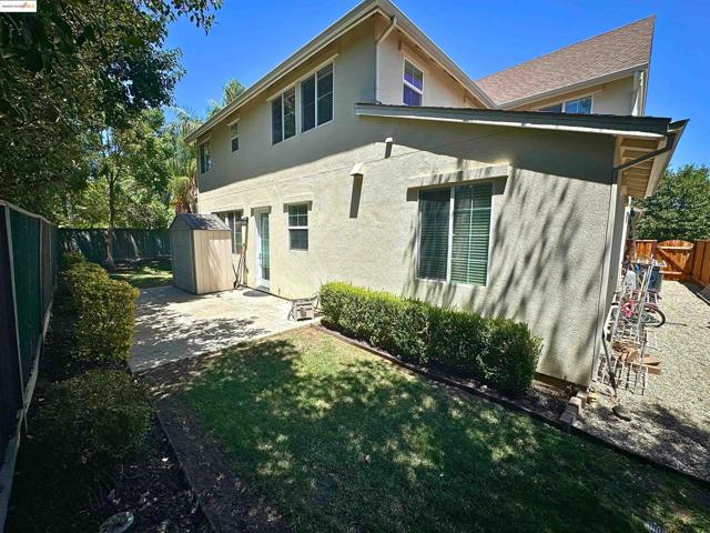 1327 Remington Ct, Tracy CA: https://media.crmls.org/mediaz/f2a2d535-0629-4205-902e-c900729dc4c6.jpg