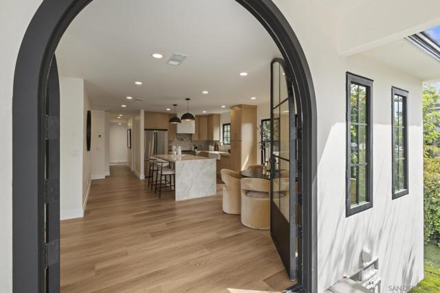 375 E Avenue, Coronado CA: https://media.crmls.org/mediaz/f2a36515-5d62-4809-8f6d-f347966ec1e3.jpg