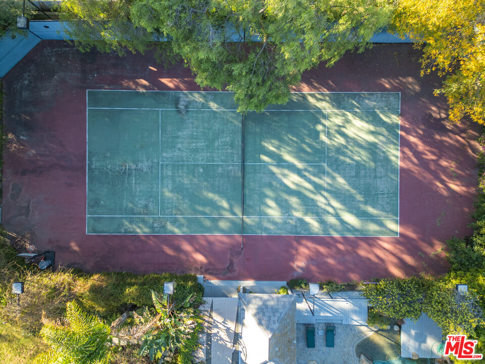 https://media.crmls.org/mediaz/f2a3bfb5-54f3-4606-bafd-d8af4b9221f6.jpg?preset=X-Large
