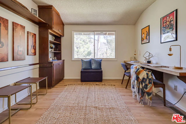 7951 Glenties Lane, Sunland CA: https://media.crmls.org/mediaz/f2a45d01-5782-4fec-a432-5dc286bf9fcc.jpg