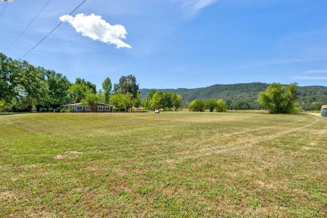 2051 Dollarhide Rd,  CA: https://media.crmls.org/mediaz/f2a5b5c4-8d30-4c2f-b74b-e0191c7dca5c.jpg