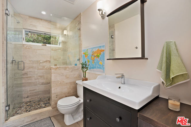 2439 Glyndon Avenue, Venice CA: https://media.crmls.org/mediaz/f2a66343-4ff6-4954-bfaf-223070eb4f57.jpg