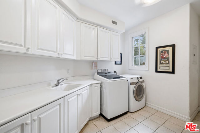 19016 Devonport Lane, Tarzana CA: https://media.crmls.org/mediaz/f2a6fac3-a774-4819-a2d9-af4e59f32846.jpg