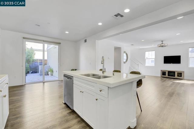 330 Pacifica Dr, Brentwood CA: https://media.crmls.org/mediaz/f2a752bc-67a5-4e65-ae32-cb2056d2ffd8.jpg