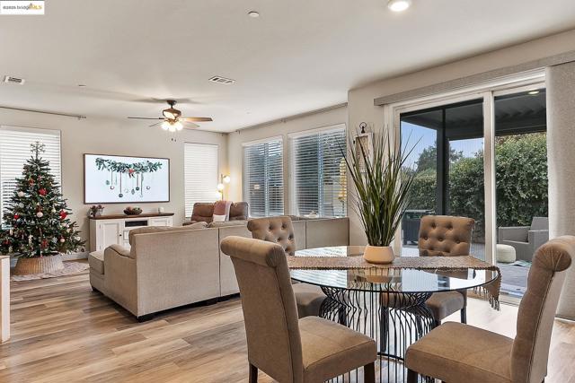 716 Cabada Dr, Brentwood CA: https://media.crmls.org/mediaz/f2a777e8-e1fa-4f10-b69a-f343635f7124.jpg