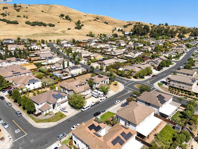 3909 Danbury Way, Fairfield CA: https://media.crmls.org/mediaz/f2a7bc00-925b-492e-98c0-d39f3dc9db10.jpg