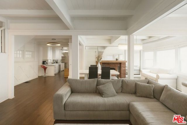 10 30th Avenue, Venice CA: https://media.crmls.org/mediaz/f2a85e89-d40a-4885-ac4e-e0af1e253c17.jpg