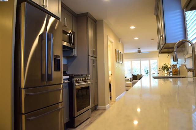 2412 8Th St, Berkeley CA: https://media.crmls.org/mediaz/f2a9ff73-a26f-43d3-aa8a-6c587cb14a82.jpg