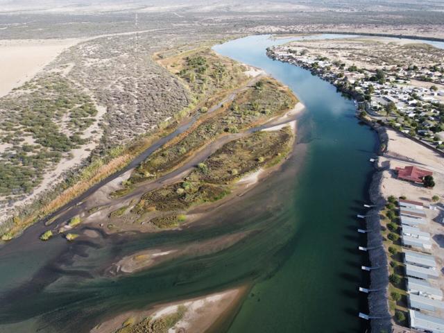 5682 Colorado River Road, Blythe CA: https://media.crmls.org/mediaz/f2aaa4c3-7066-4962-bc14-eef95349d667.jpg