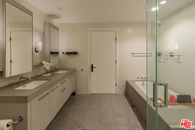 10777 Wilshire Boulevard, Los Angeles CA: https://media.crmls.org/mediaz/f2acb84b-5a3c-40da-b724-b0682509cac0.jpg