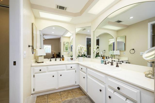 36 Maximo Way, Palm Desert CA: https://media.crmls.org/mediaz/f2ae964e-40be-4f62-bff4-c8f2822c78cb.jpg