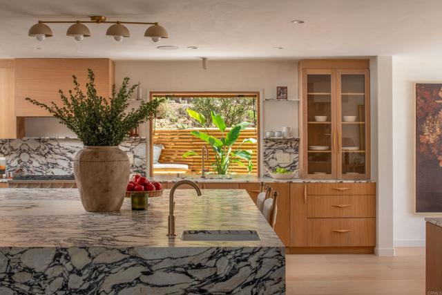 Detail Gallery Image 11 of 56 For 14847 Vista Del Oceano, Del Mar,  CA 92014 - 5 Beds | 4 Baths