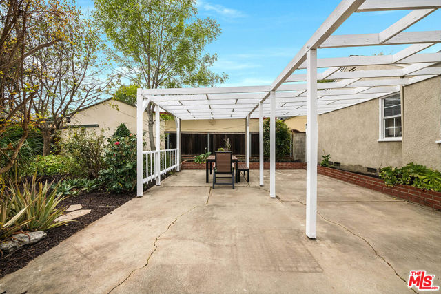 5728 Columbus Avenue Avenue, Sherman Oaks CA: https://media.crmls.org/mediaz/f2aee5f5-ff2a-4a38-95f0-97a12d2d88a6.jpg