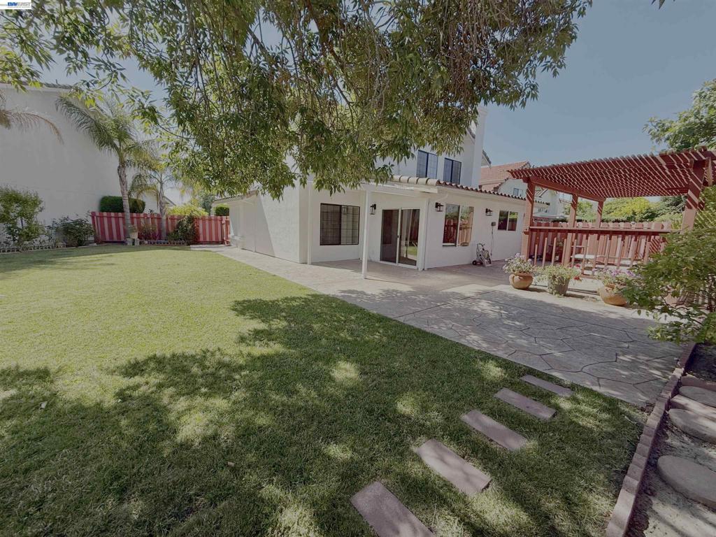 https://media.crmls.org/mediaz/f2b1910d-c682-4982-beec-d5b0d1a33a2b.jpg?preset=X-Large