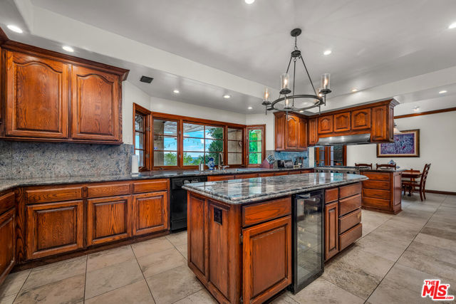 6024 Woodland View Drive, Woodland Hills CA: https://media.crmls.org/mediaz/f2b2f362-bec2-4b2d-9e77-b79e2839fed0.jpg