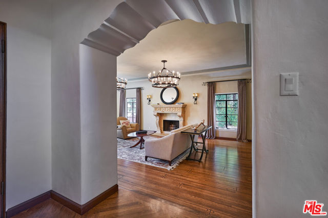519 N ALTA Drive, Beverly Hills CA: https://media.crmls.org/mediaz/f2b45fc1-5053-40b7-9232-9feae1a39aa4.jpg