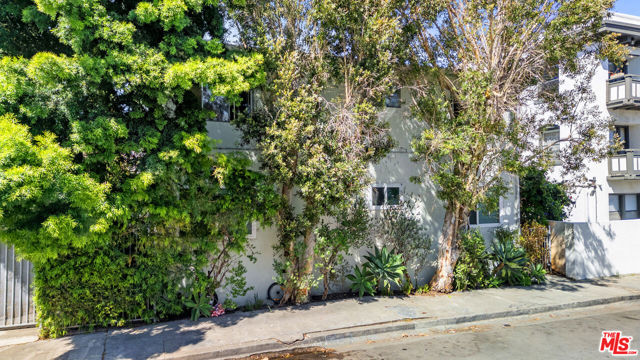 1411 Innes Place, Venice CA: https://media.crmls.org/mediaz/f2b4d74e-f219-4f2f-959c-b4f7405da8c4.jpg