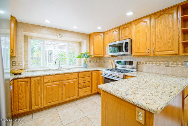 2111 Peak Place, Thousand Oaks CA: https://media.crmls.org/mediaz/f2b536f2-e271-428e-8f23-9419c100511d.jpg