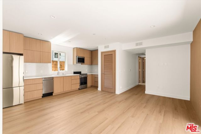 5912 1/2 Mammoth Avenue, Sherman Oaks CA: https://media.crmls.org/mediaz/f2b5ef43-98d6-4f0b-ab4c-fdb1d3bc9df9.jpg