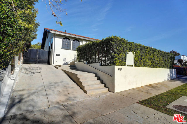 1027 S Lucerne Boulevard, Los Angeles CA: https://media.crmls.org/mediaz/f2b66ba2-216f-4b78-b924-973e7a32a420.jpg