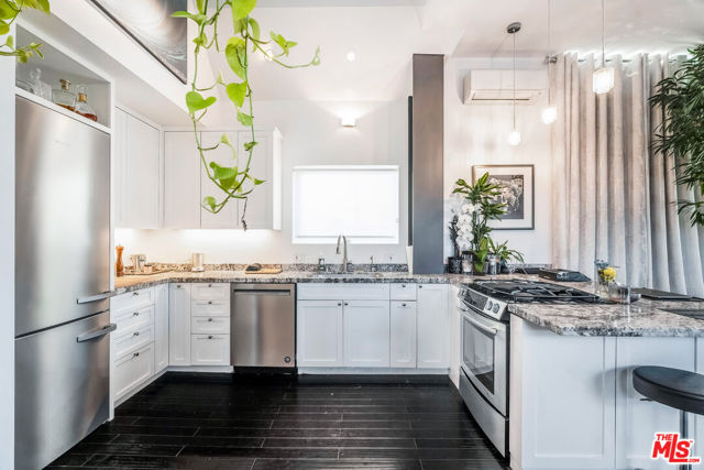 2515 Lincoln Boulevard, Venice CA: https://media.crmls.org/mediaz/f2b75f89-f3d6-4809-a477-95156ca8294a.jpg