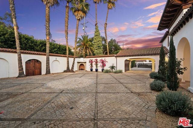 2347 E Valley Road, Santa Barbara CA: https://media.crmls.org/mediaz/f2b78a45-f3ad-4fae-9c17-16b67a67a4e0.jpg