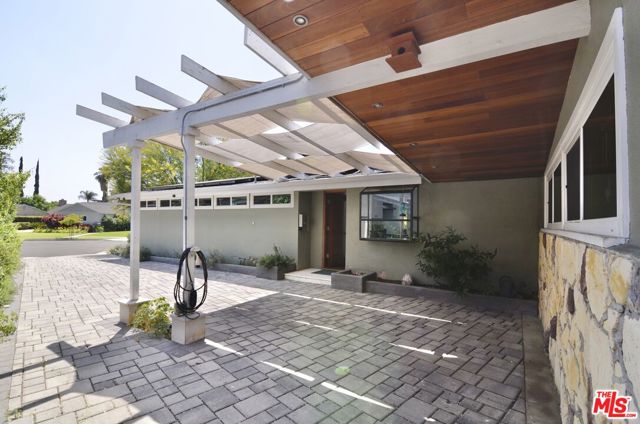 9342 Debra Avenue, North Hills CA: https://media.crmls.org/mediaz/f2b7dc38-98d4-44f6-b9ee-6de11825932d.jpg