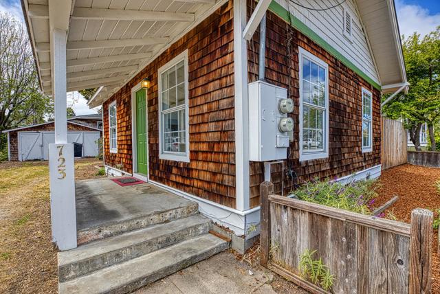 723 Pine Street, Santa Cruz CA: https://media.crmls.org/mediaz/f2b8639f-d9f1-4d09-ad8b-ef44dc159859.jpg