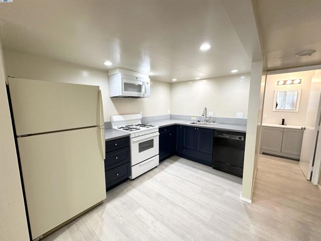 2246 23rd Ave, Oakland CA: https://media.crmls.org/mediaz/f2b950b3-2772-47be-a7ac-cb1945de2a50.jpg