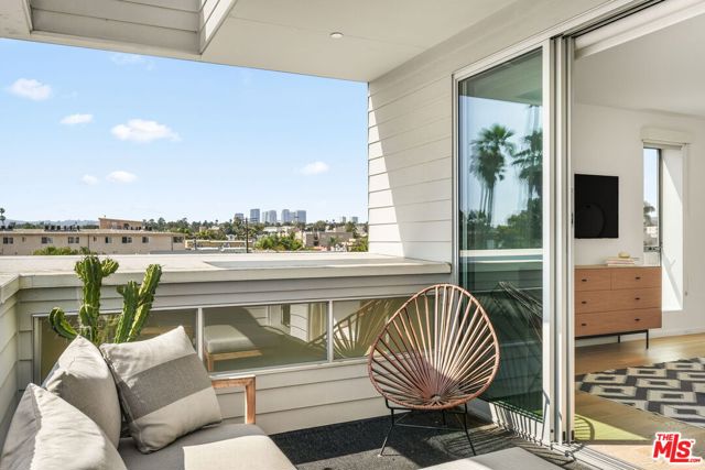 3724 1/2 Vinton Avenue, Los Angeles CA: https://media.crmls.org/mediaz/f2b992d2-8780-46a2-bb66-9d1fedf56d70.jpg