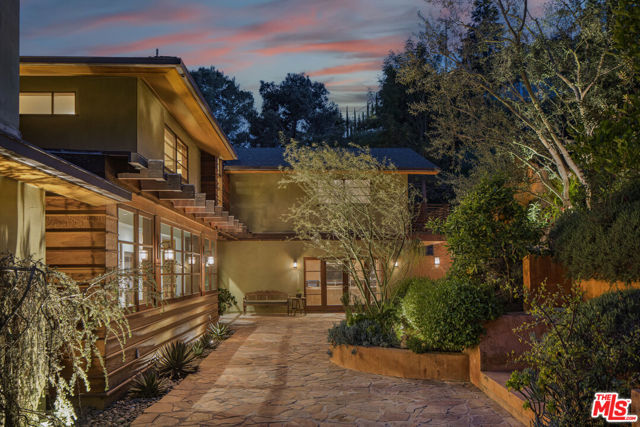 2669 Harlesden Court, Los Angeles CA: https://media.crmls.org/mediaz/f2b9aa5a-3900-43bb-9d6a-be600546359c.jpg