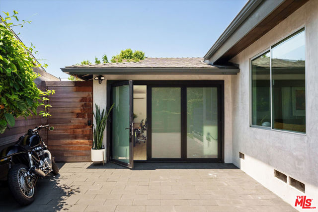 2501 Walnut Avenue, Venice CA: https://media.crmls.org/mediaz/f2b9dddd-2e3f-4f0f-9432-63f2fee12b17.jpg