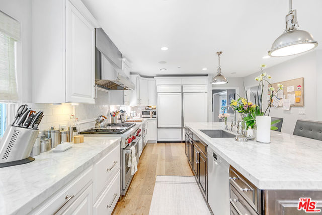 328 El Camino Drive, Beverly Hills CA: https://media.crmls.org/mediaz/f2ba1505-5d58-4a6d-bf91-dc2742931c03.jpg