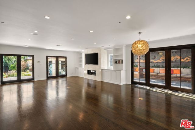 516 Lincoln Boulevard, Santa Monica CA: https://media.crmls.org/mediaz/f2ba723a-0cb8-43ee-b415-06bacdb25c84.jpg