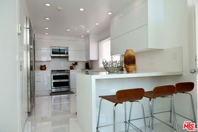 2419 Ocean Front Walk, Venice CA: https://media.crmls.org/mediaz/f2bbea3f-a650-41d6-aa46-a9eb3d3c4151.jpg