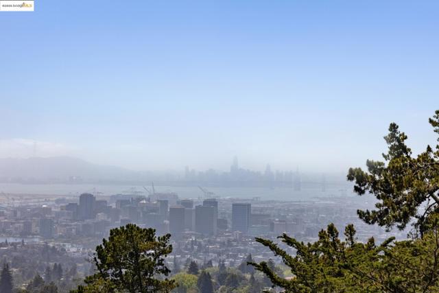5920 Ascot Dr, Oakland CA: https://media.crmls.org/mediaz/f2bce301-883c-4045-91c5-85f170853ad5.jpg