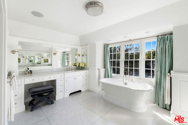 615 Trenton Drive, Beverly Hills CA: https://media.crmls.org/mediaz/f2bd9eaa-8eb5-4ba7-b3cd-e1e37034294d.jpg