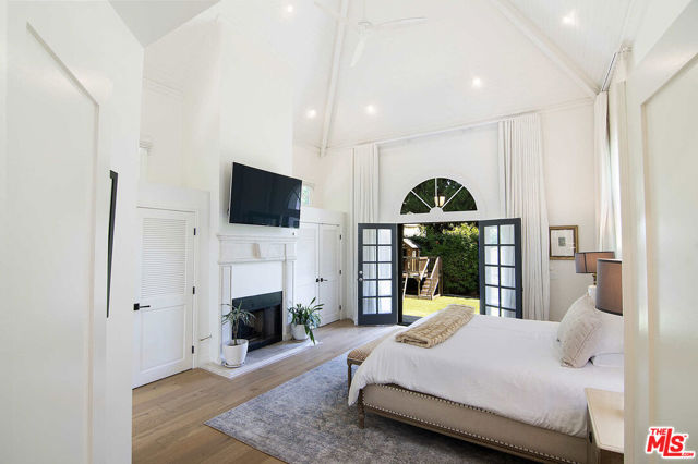342 N Citrus Avenue, Los Angeles CA: https://media.crmls.org/mediaz/f2be608a-3a33-49c6-b1e3-6561d526ebb0.jpg