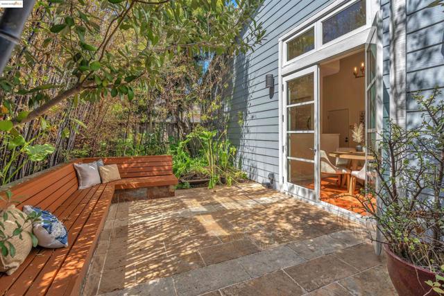 16 Bay Harbor Ct, Richmond CA: https://media.crmls.org/mediaz/f2be8aad-531c-4dec-a27f-4e096de11ed6.jpg