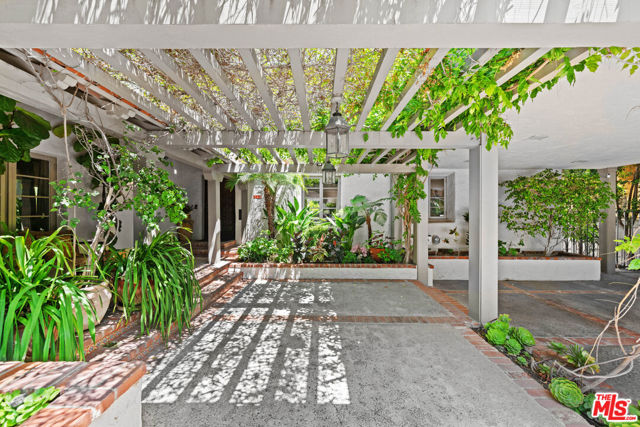 512 N Palm Drive, Beverly Hills CA: https://media.crmls.org/mediaz/f2c19079-2608-43ad-a85a-15c7570749e9.jpg
