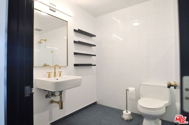 315 E 8th Street, Los Angeles CA: https://media.crmls.org/mediaz/f2c21a9a-65b4-468e-8b20-7712f2c47f96.jpg