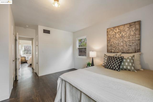 279 Pomona Street, Crockett CA: https://media.crmls.org/mediaz/f2c2280d-0360-437e-aa95-e81a7aa1d854.jpg